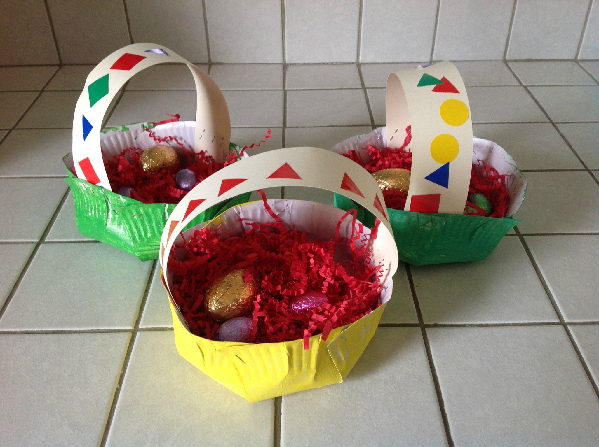 Paniers de Pâques avec des lapins